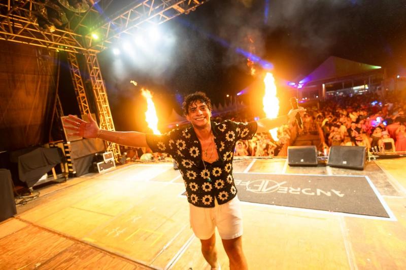   André Felix levará todo o seu swing e animação para o Baile do Havaí do Tênis Clube, no sábado, 22 de novembro
