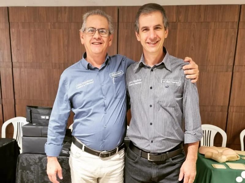 Os irmãos Toi e Guto Santos, diretores da Alphamaster Colchões