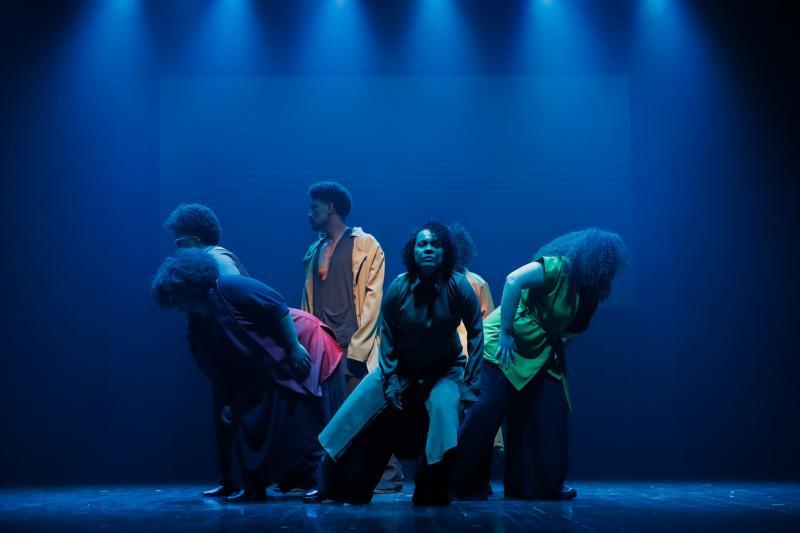 Peça une linguagem corporal, música e pensamento crítico para reposicionar o corpo negro como protagonista de sua própria história