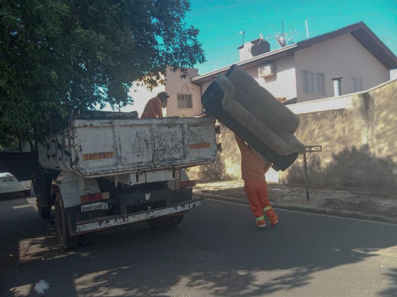 Mutirão recolhe eletrodomésticos, móveis, pneus e madeiras