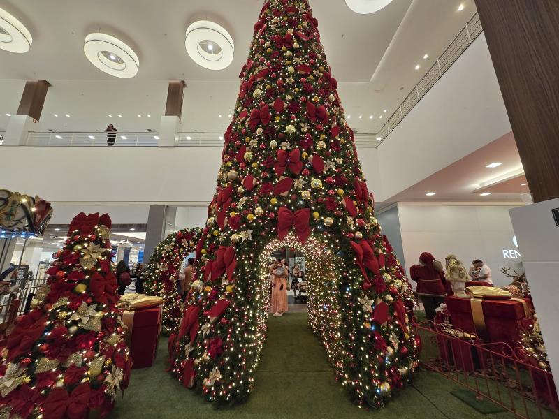No Prudenshopping, clima natalino chega com o “Natal Iluminado”; decoração foi finalizada hoje