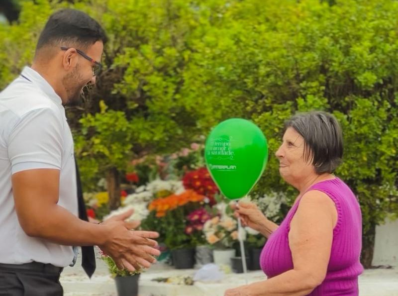 Balões foram a marca de um momento simbólico, levando mensagens, preces e saudades que ultrapassam o tempo e tocam os corações