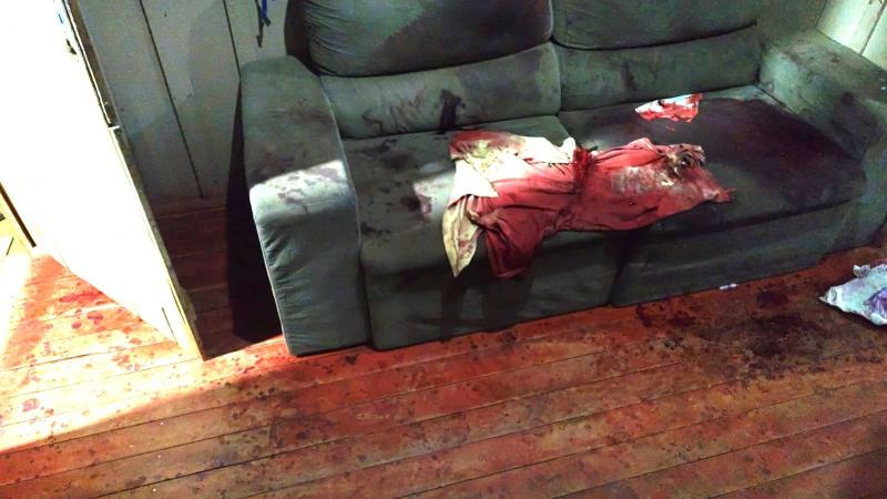 Manchas de sangue foram encontradas na sala, em um sofá e na área externa da casa das vítimas