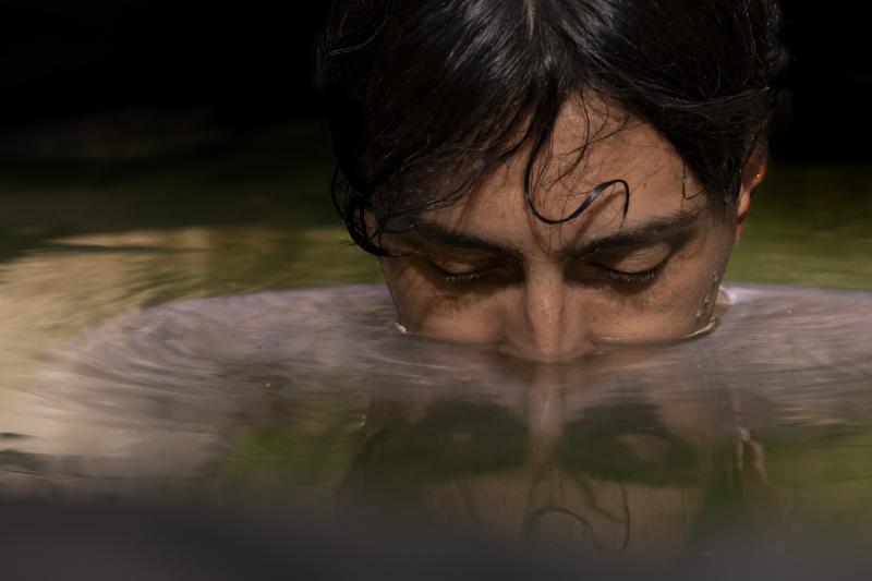 Peça se configura como um jogo entre presença e ausência, vida e morte, tradição e transgressão