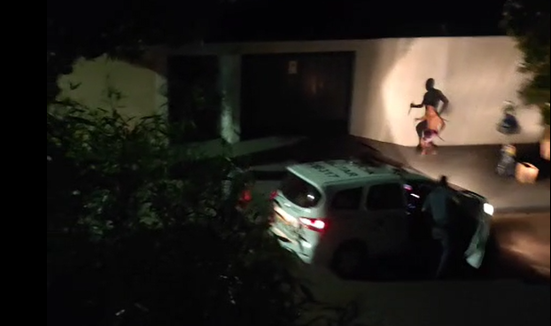 Vídeos registraram momento em que homem desobedece ordem e corre com facas em direção a PM