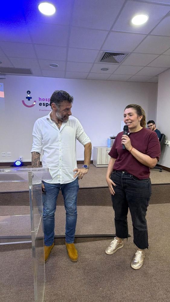 Deputado Fernando Marangoni ouve as explicações da diretora-superintendente Marilza Fortunato 