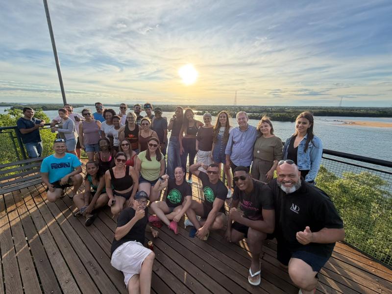  Corredores que participaram da Meia Maratona do final de semana subiram ao mirante de Rosana, junto com o prefeito Claudemir Peres, com a esposa, e a presidente da Câmara, Gislaine Vasconcelos