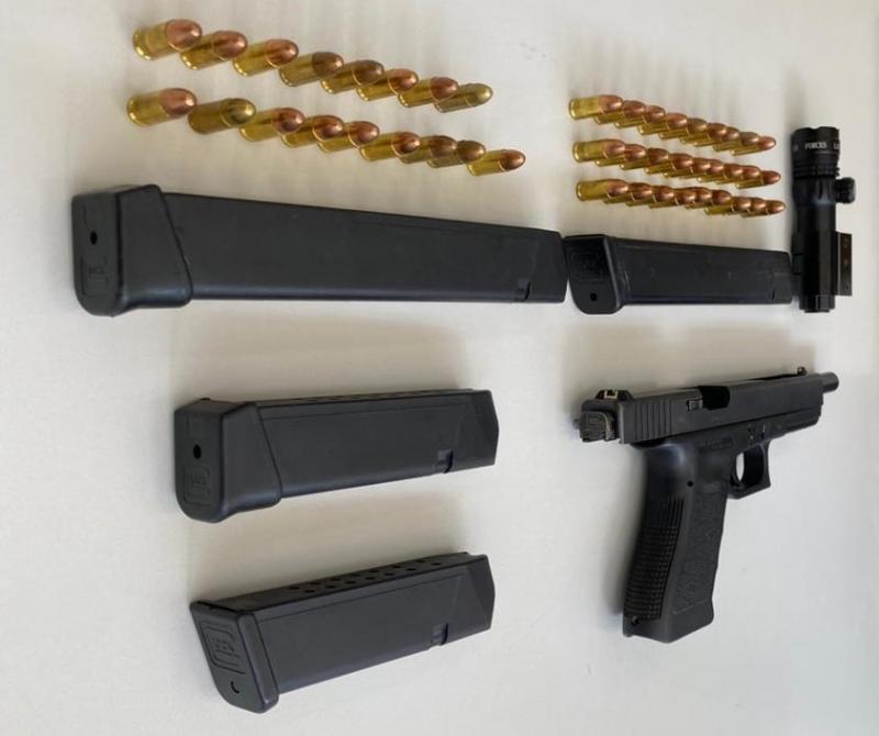 Indivíduo foi flagrado com pistola modificada, carregadores e munições