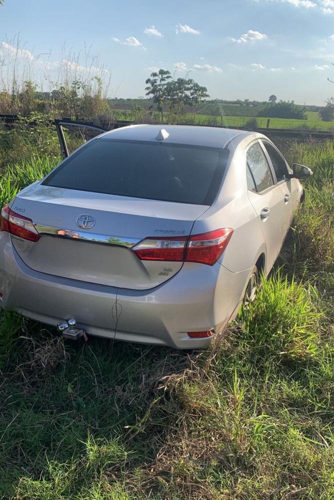 Depois de perder controle de automóvel roubado durante fuga, suspeito foi flagrado em posse de faca