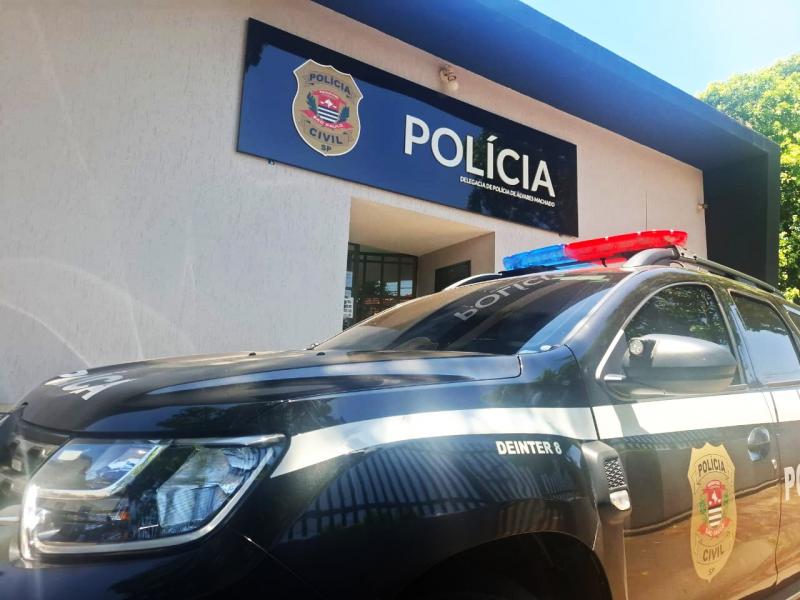 Depois de permanecer em silêncio na delegacia, indivíduo foi encarcerado por força de mandado