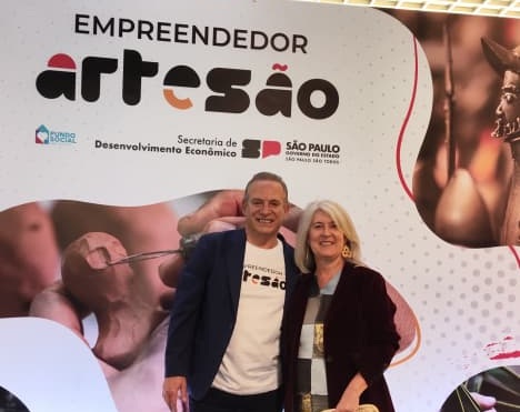 Marta usa traje 100% artesanal ao lado do secretário da SDE–SP, Jorge Lima