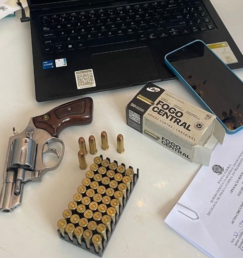 Durante cumprimento de mandado, homem foi preso em flagrante por posse irregular de arma de fogo