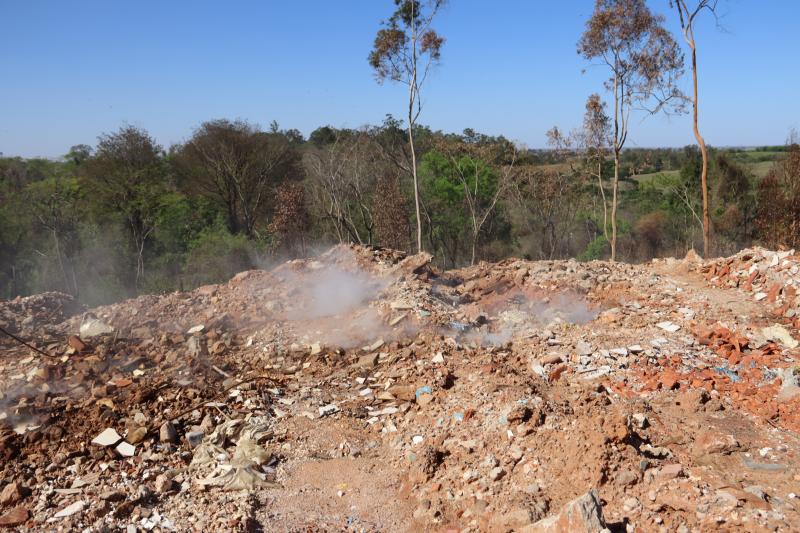 Incêndio subterrâneo na área acontece há um mês