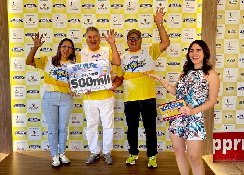 Tati Piovanni, a repórter CiaCap, e os 3 ganhadores da semana