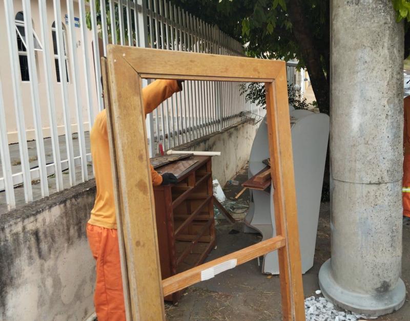 Mutirão recolhe eletrodomésticos, móveis, pneus e madeiras