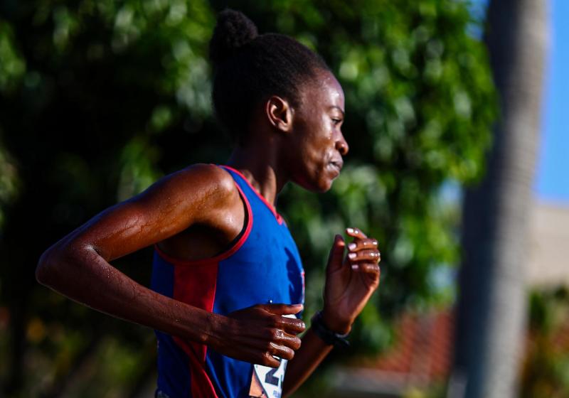 Felismina Cavela, atleta olímpica angolana radicada em Prudente desde 2014, mostra concentração total nos primeiros metros da prova — o olhar de quem carrega no peito a força de uma história que começou nas estradas vermelhas da África