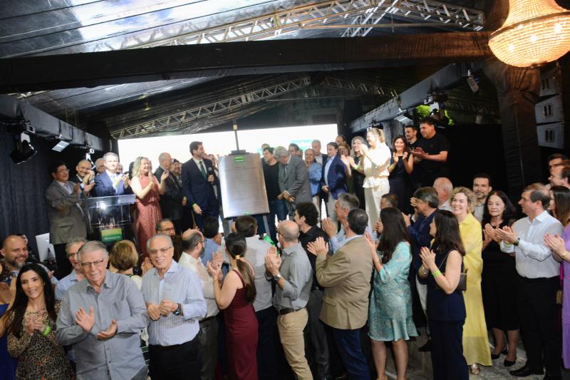 Diretores e cooperados compartilham descerramento da placa inaugural do Hospital Unimed