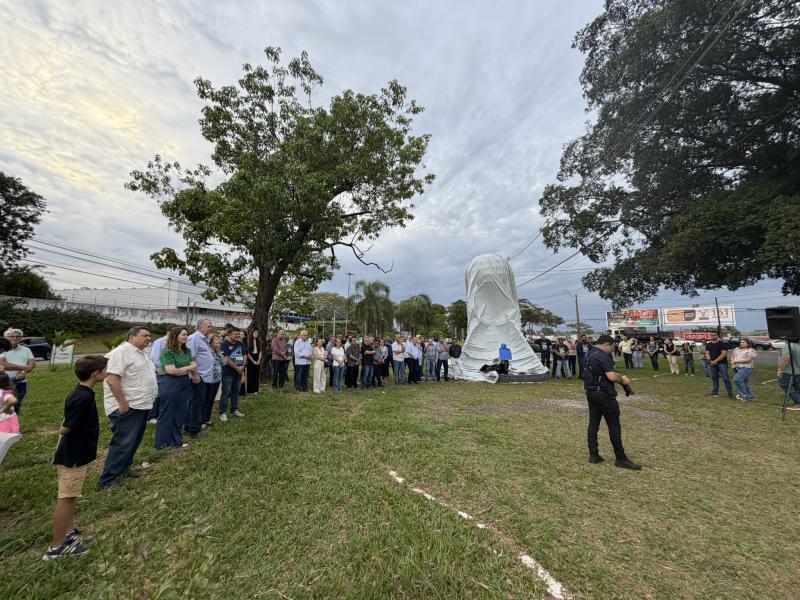 Amigos, familiares de Olivio Hungaro e autoridades compareceram à cerimônia