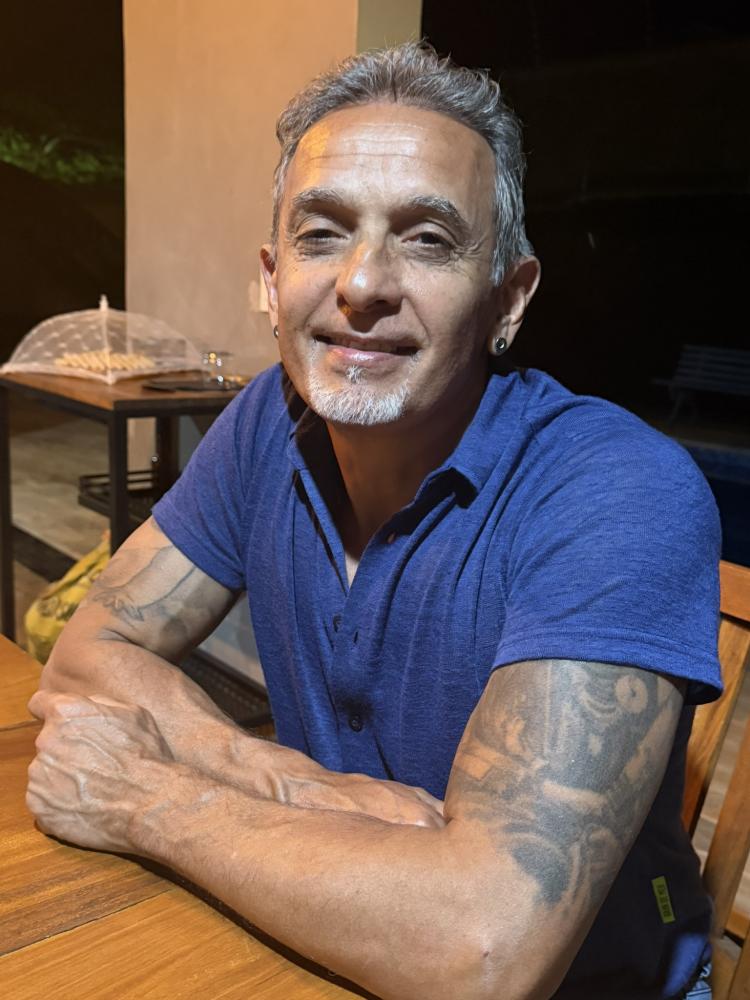 O traço que cruzou oceanos: o prudentino Ney Vaz, há 27 anos vivendo em Saint-Tropez, França, transformou sua arte em referência internacional no realismo da tatuagem — sem perder o sotaque e o carisma do interior paulista