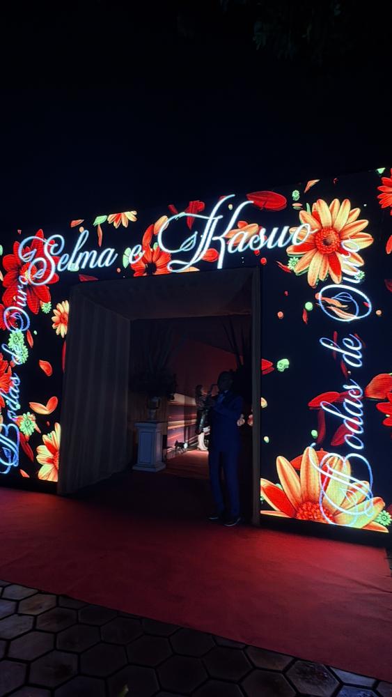 A entrada para uma noite que entraria para a história!  O telão de LED não só iluminou o caminho, mas anunciou com todo o brilho a celebração de 50 anos de uma linda jornada de amor