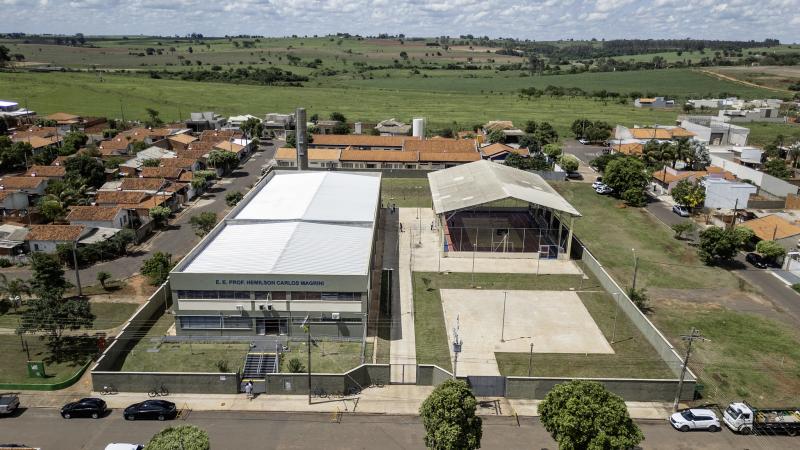 Escola de ensino médio foi inaugurada nesta terça-feira