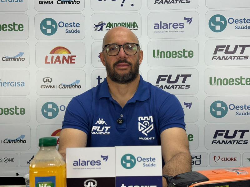 Rogério Corrêa: “A gente tem que oferecer uma base boa para os atletas, principalmente a parte física, para que eles possam  se adaptar ao nosso trabalho e chegar na competição preparados”