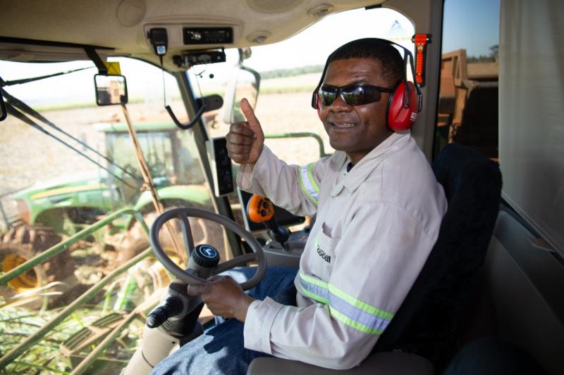 Motorista agrícola é uma das funções ofertadas