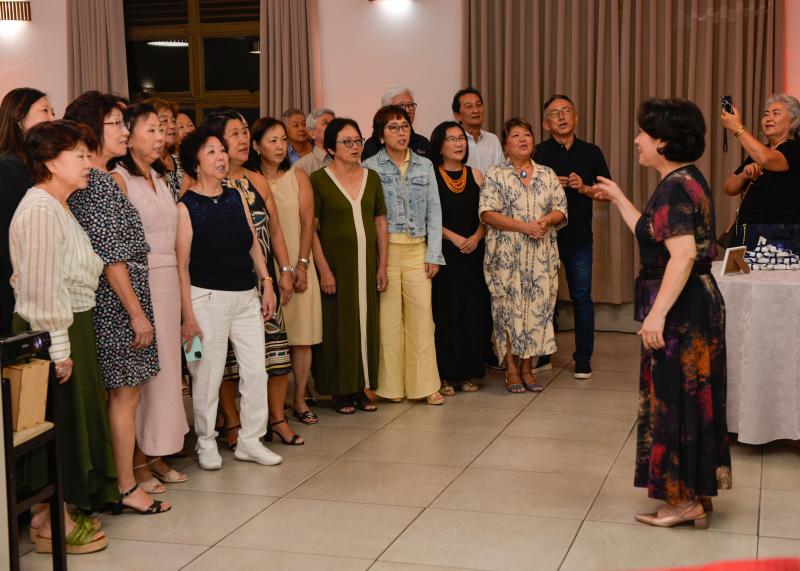 CORALISTAS, SOB A REGÊNCIA IMPECÁVEL DE EMI MAEDA