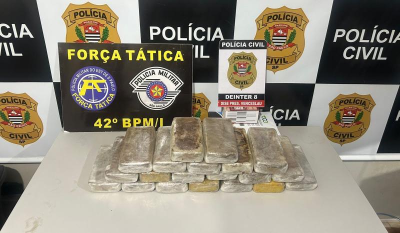 Cada estrangeira transportava cinco tabletes do entorpecente, amarrados aos seus abdomens