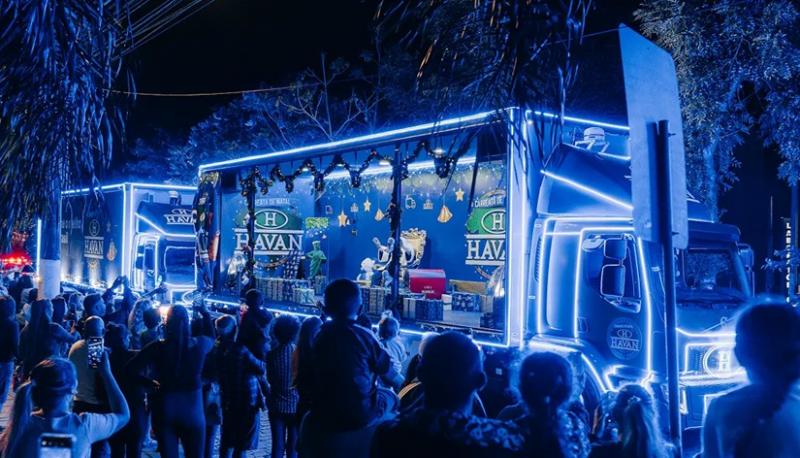 Desfile iluminado que promete encantar pessoas de todas as idades