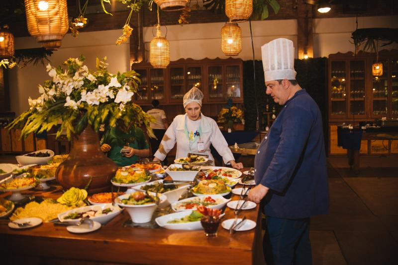 Chef Daniel organizando os pratos do cardápio