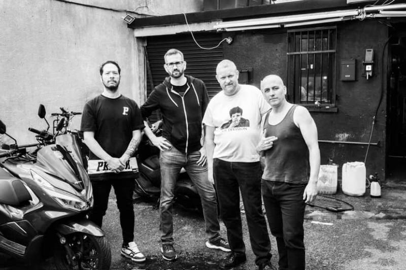 Lucas Mesquita e os integrantes da banda Eyecum Official