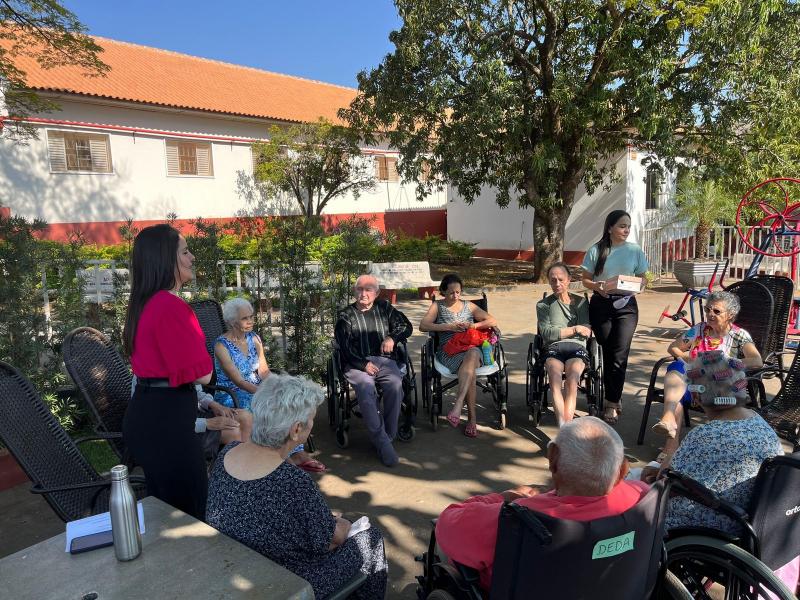 Asilo Vicentino Nossa Senhora da Penha faz roda de conversa com os idosos