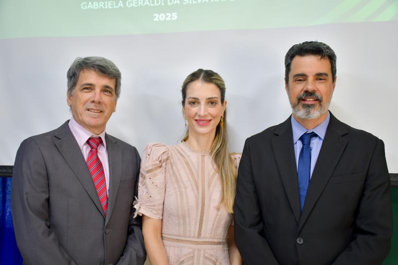 Autora do estudo, médica geriatra Gabriela, entre orientador Vamilton e avaliador presencial Rogério