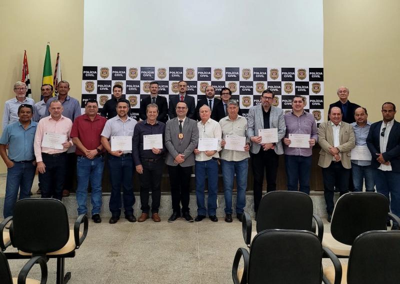 Prefeitos e presidentes das Câmaras receberam uma Challenge Coin da Polícia Civil