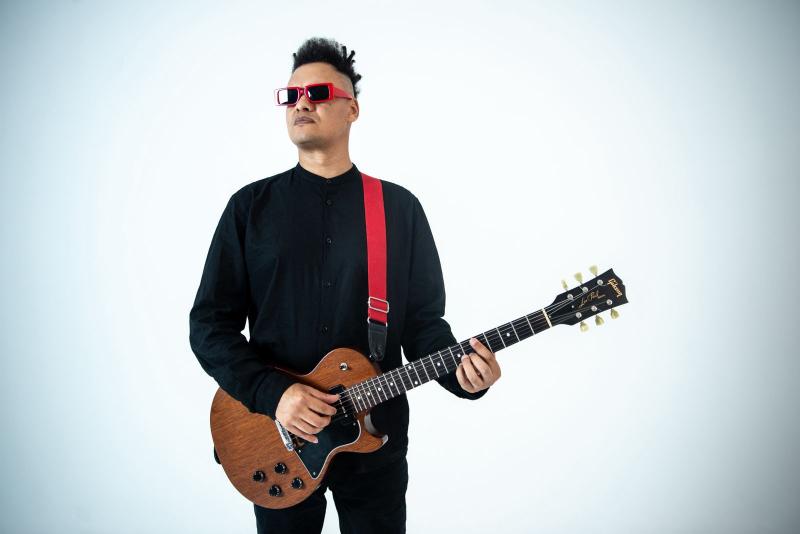 Udi Fagundes, artista brasileiro de alcance nacional e internacional, desembarca na cidade com o espetáculo “Samba de Cabo Verde”