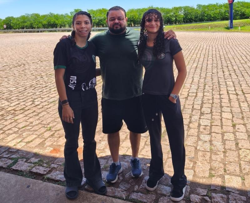 Professor Luciano Beraldo e suas atletas, Larisssa e Maria Clara