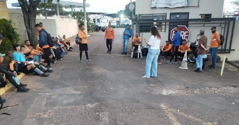 Manifestação pacífica envolvendo coletores em prol ao 13º terceiro salário ocorreu nesta segunda