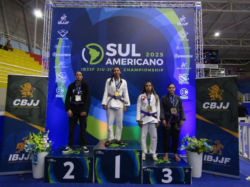 Larissa foi campeã na categoria até 65 kg (faixa roxa) e na categoria absoluto