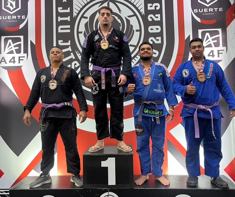 Lucas lutou na sexta e ficou em 3º na categoria adulto - faixa roxa pesadíssimo (acima de 100,5 kg)