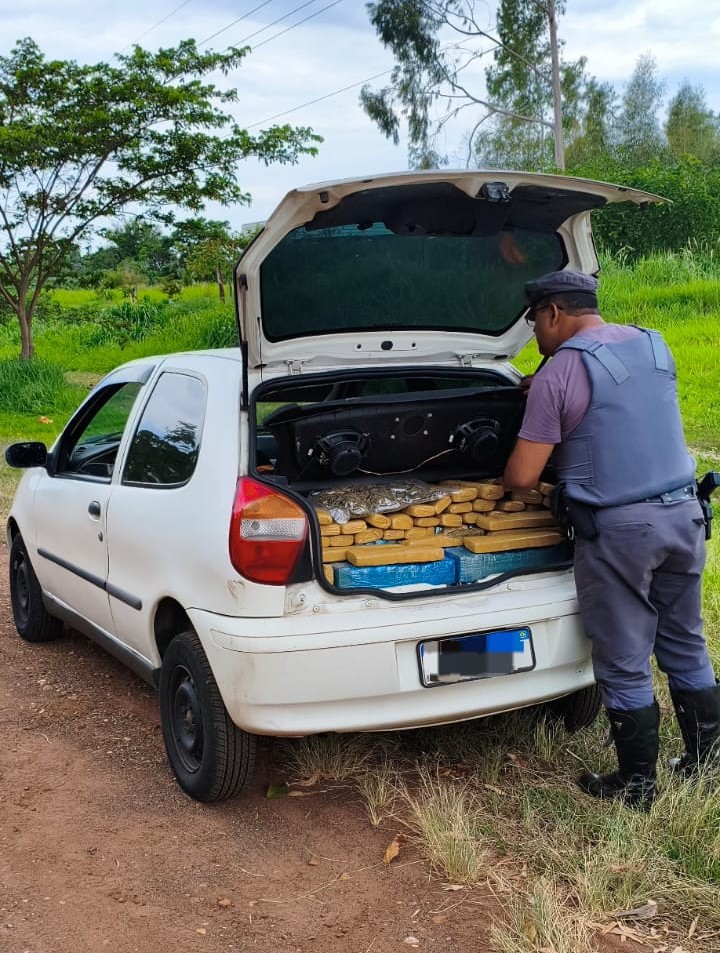 Moradores de São José dos Campos transportavam maconha e cocaína, em um automóvel Pálio