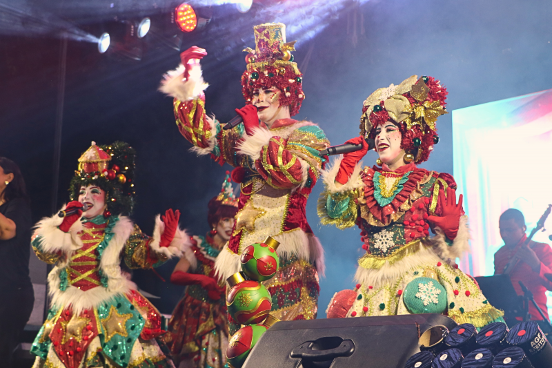 Apresentação da noite ficou por conta do Circo de Natal da Companhia Encanto Produções 