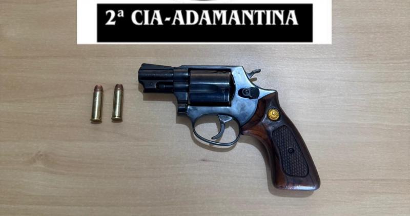 Revólver calibre 38, na cor preta, contendo duas munições intactas, foi apreendido