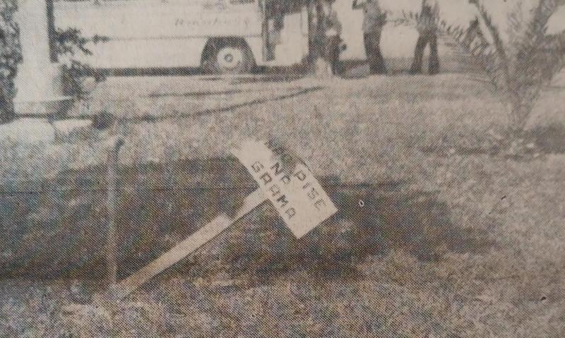 As placas de advertência ao público estão danificadas