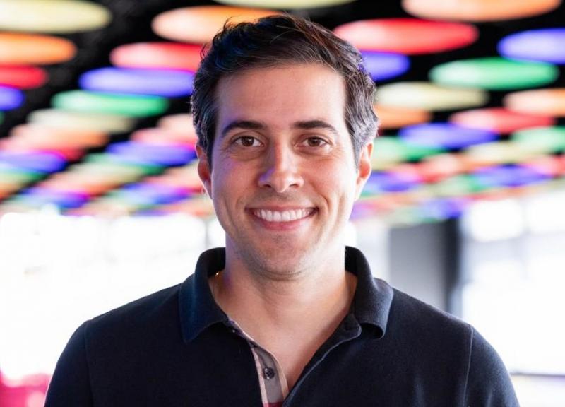 Natural de Prudente, Eduardo Lotfi é formado em Marketing pela ESPM e tem pós-graduaçção pela Standford University