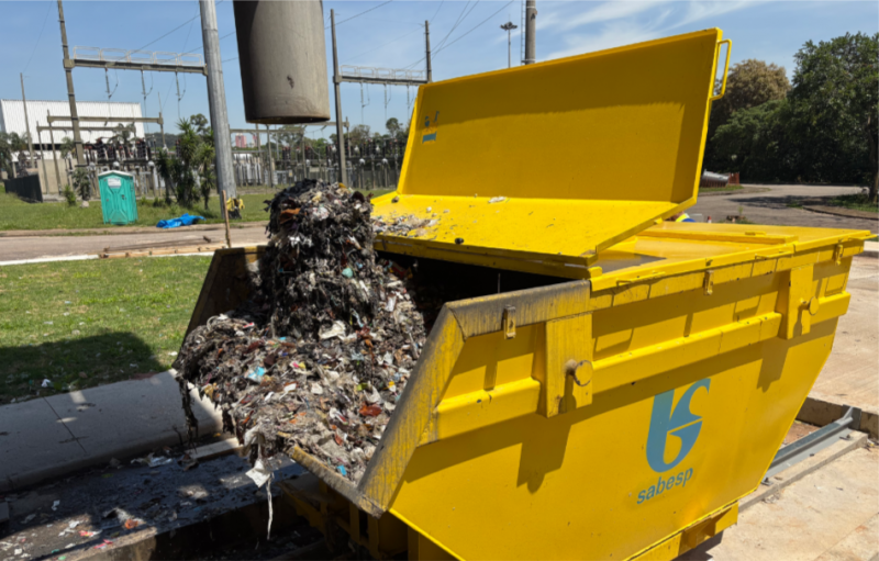 Preservativos, fraldas descartáveis, óleo e absorventes são os vilões que entopem as redes 