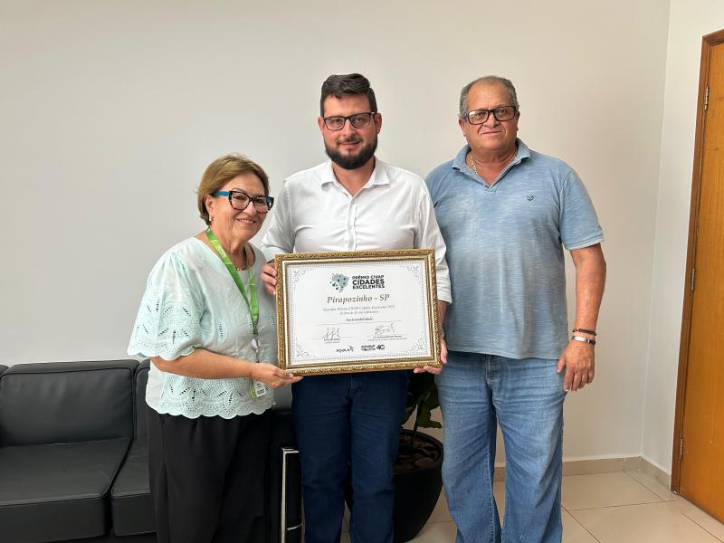 Prefeito de Pirapozinho, Lucas Padovan dos Santos Pavani (centro), recebendo Prêmio Civap de Sustentabilidade