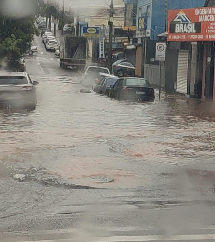 Precipitação acumulada provocou pontos de alagamentos em algumas vias públicas