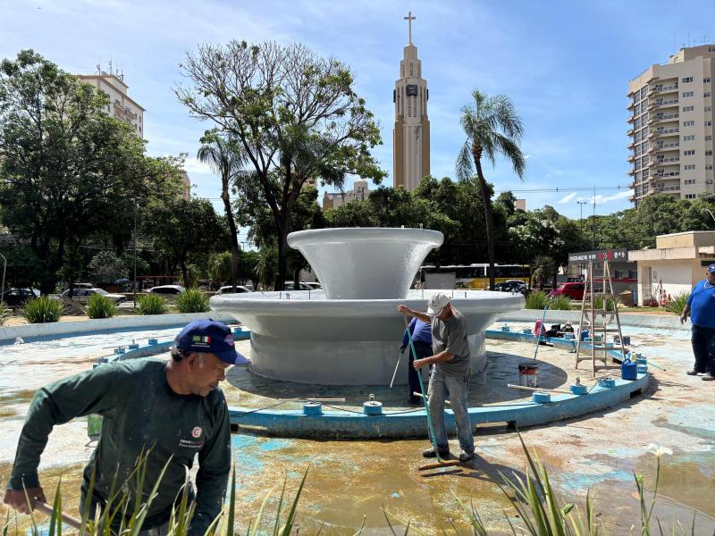 Prefeitura deu início à revitalização da fonte da Praça Nove de Julho
