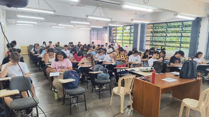 Cursinho é oferecido para estudantes do ensino médio da rede pública de ensino